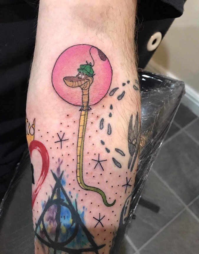 点击大图看下一张：蛇的纹身图案小图 男生手臂上气球和蛇纹身图片