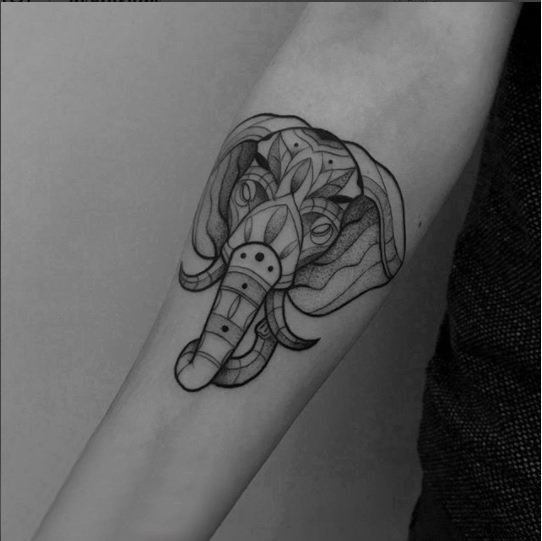 点击大图看下一张：神象纹身 男生手臂上黑灰的大象纹身图片