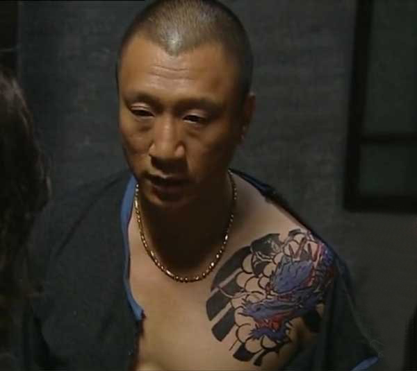 点击大图看下一张：孙红雷纹身图案  明星肩部彩绘的龙纹身图片
