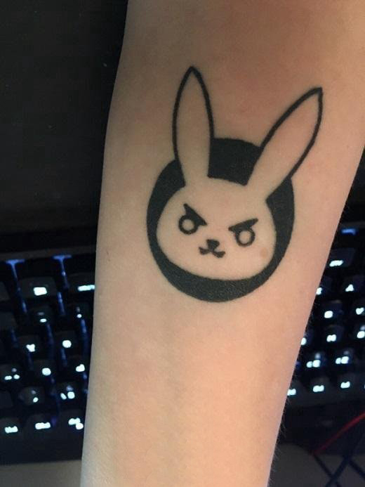 点击大图看下一张：纹身卡通 女生手臂上黑色的兔子纹身图片