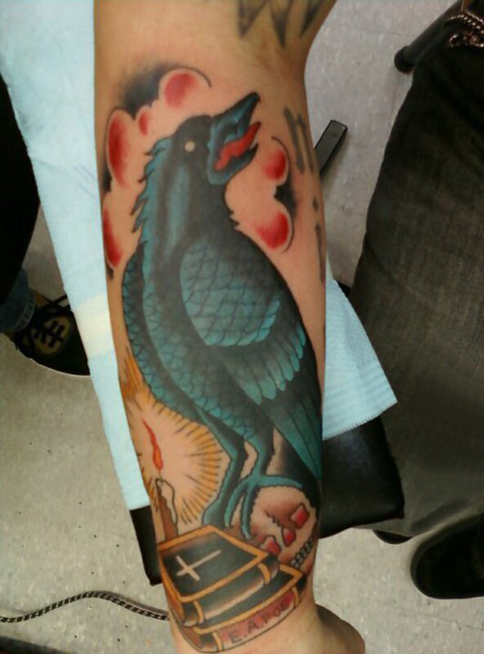 点击大图看下一张：纹身鸟  男生小臂上彩绘的鸟纹身图片