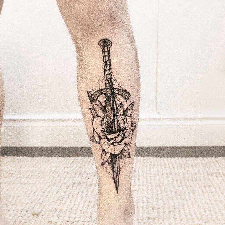 点击大图看下一张：小腿对称纹身 男生小腿上玫瑰和匕首纹身图片
