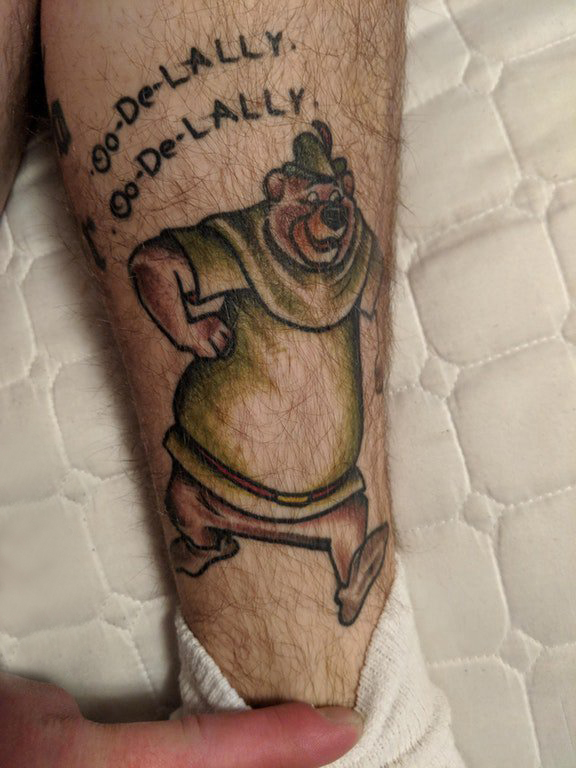 点击大图看下一张：熊纹身  男生小腿上彩绘的卡通熊纹身图片