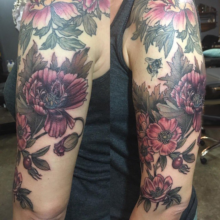 点击大图看下一张：罂粟纹身  女生大臂上彩绘的罂粟纹身图片