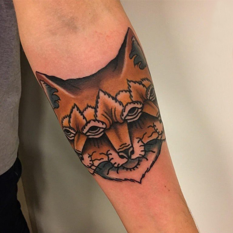 点击大图看下一张：百乐动物纹身 男生手臂上奇异的狐狸纹身图片
