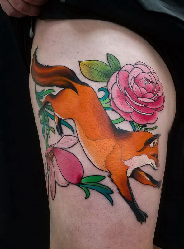 点击大图看下一张：百乐动物纹身 女生大腿上玫瑰和狐狸纹身图片
