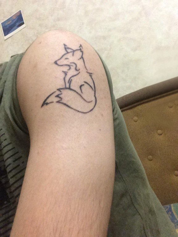 点击大图看下一张：大臂纹身图 男生大臂上黑色的狐狸纹身图片