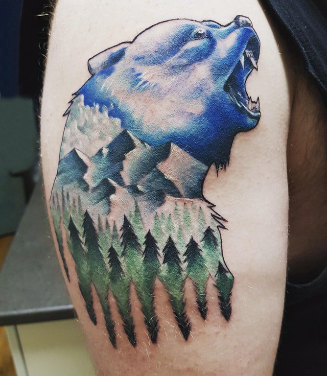 点击大图看下一张：大臂纹身图 男生大臂上森林风景和熊纹身图片