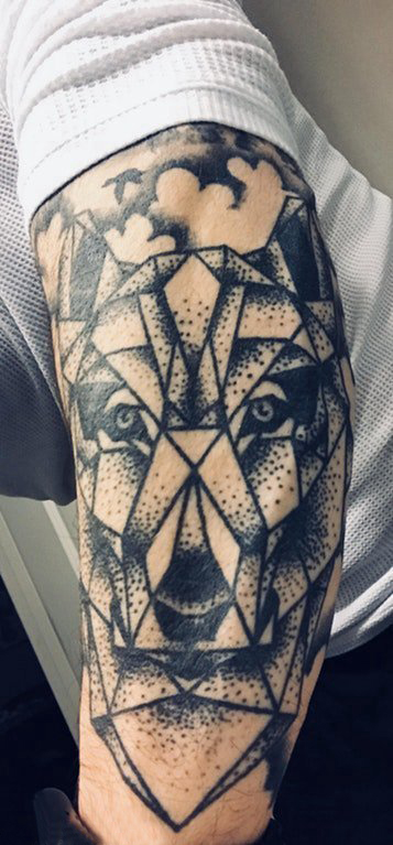 点击大图看下一张：滴血狼头纹身  男生手臂上几何和狼头纹身图片