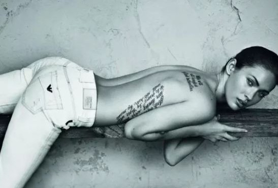 点击大图看下一张：国际纹身明星   Megan Fox后背上黑色的英文纹身图片
