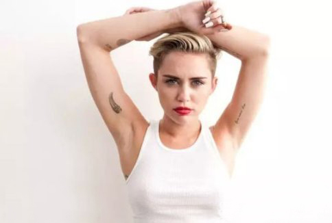 点击大图看下一张：国际纹身明星  Miley Cyrus腋下黑色的小图案纹身图片