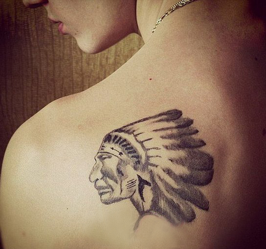 点击大图看下一张：国际纹身明星  贾斯丁比伯肩部黑灰色的印第安人纹身图片