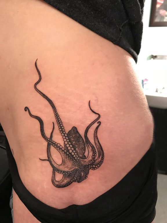 点击大图看下一张：黑色章鱼纹身 女生臀部黑色的章鱼纹身图片