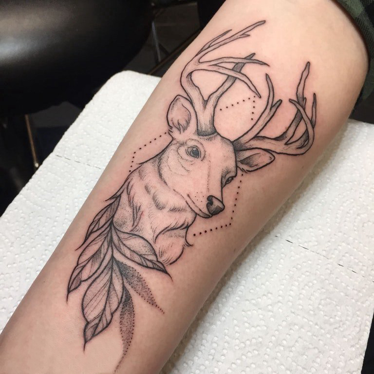 点击大图看下一张：麋鹿纹身图片 女生手臂上植物和麋鹿纹身图片