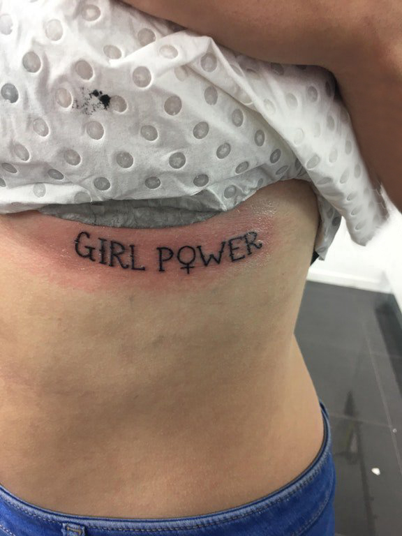 点击大图看下一张：女生胸下纹身 女生胸下英文和符号纹身图片