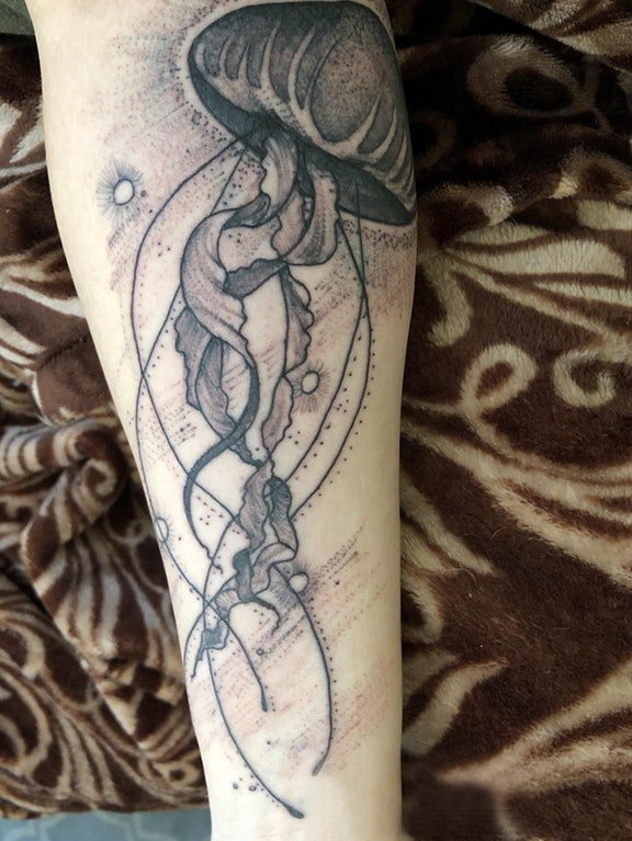 点击大图看下一张：欧美小腿纹身 女生小腿上黑色的水母纹身图片