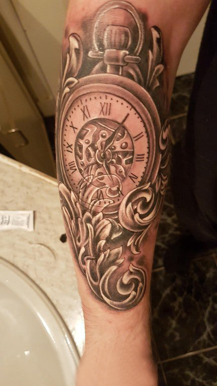 点击大图看下一张：手臂纹身素材 男生手臂上黑色的时钟纹身图片
