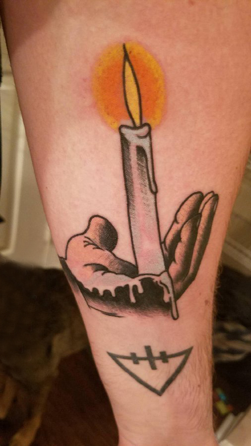 点击大图看下一张：手部纹身图 男生手臂上手掌和蜡烛纹身图片