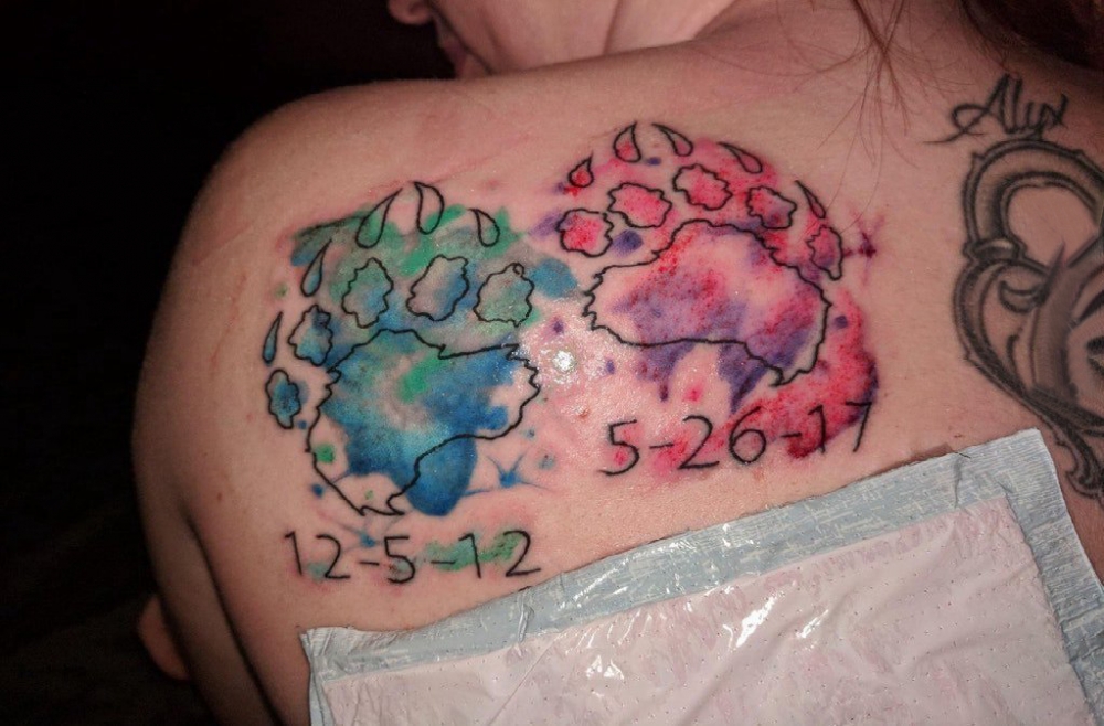 点击大图看下一张：纹身后背女 女生后背上数字和爪印纹身图片