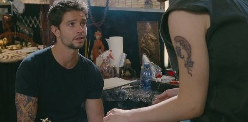点击大图看下一张：纹身师   人物手臂上彩绘的文字纹身图片