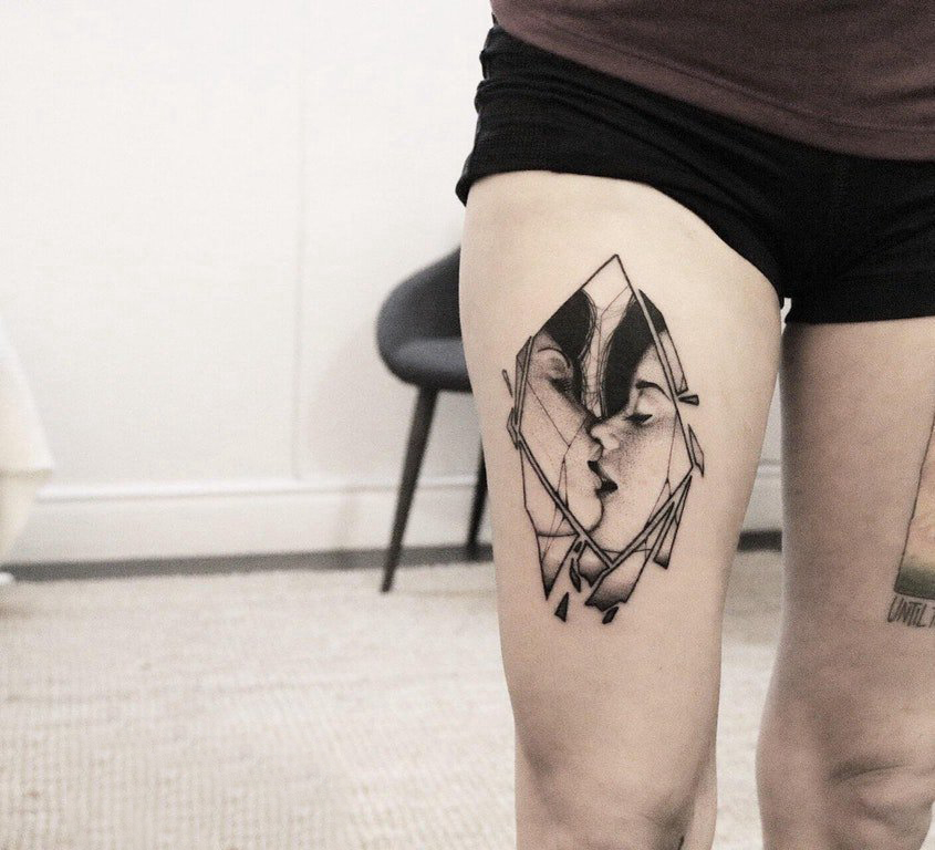 点击大图看下一张：纹身头像情侣 男生大腿上几何和情侣人物纹身图片