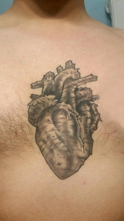 点击大图看下一张：纹身图案胸部男 男生胸部黑色的心脏纹身图片
