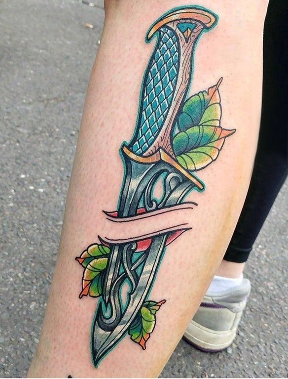 点击大图看下一张：小腿对称纹身 女生小腿上叶子和匕首纹身图