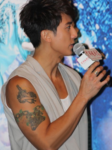 点击大图看下一张：中国纹身明星 吴尊手臂上匕首和锁链纹身图片