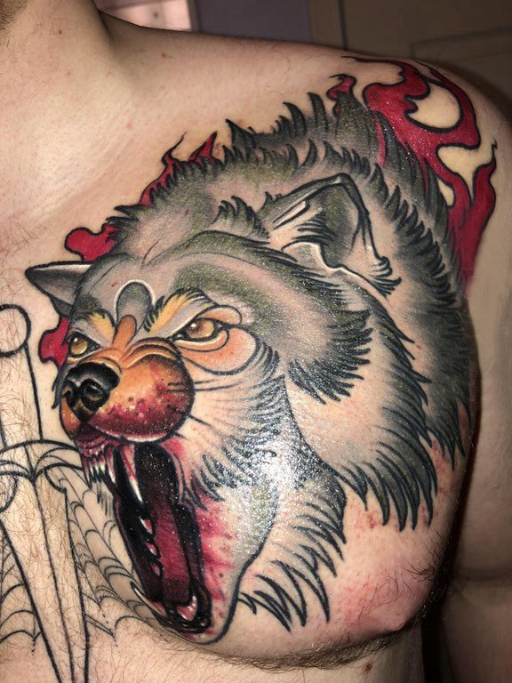 点击大图看下一张：百乐动物纹身  男生肩部彩绘的百乐动物纹身图片
