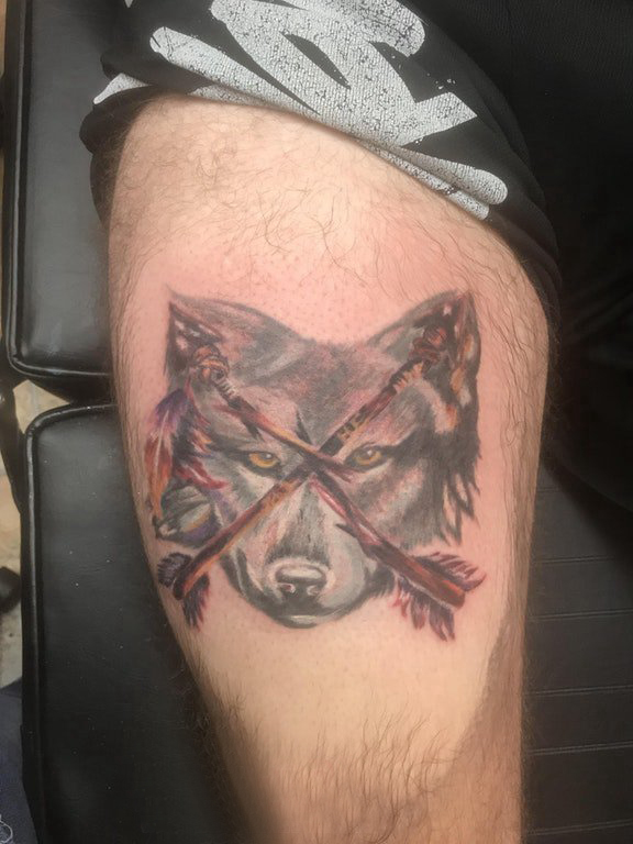 点击大图看下一张：滴血狼头纹身  男生大腿上狼头和箭纹身图片