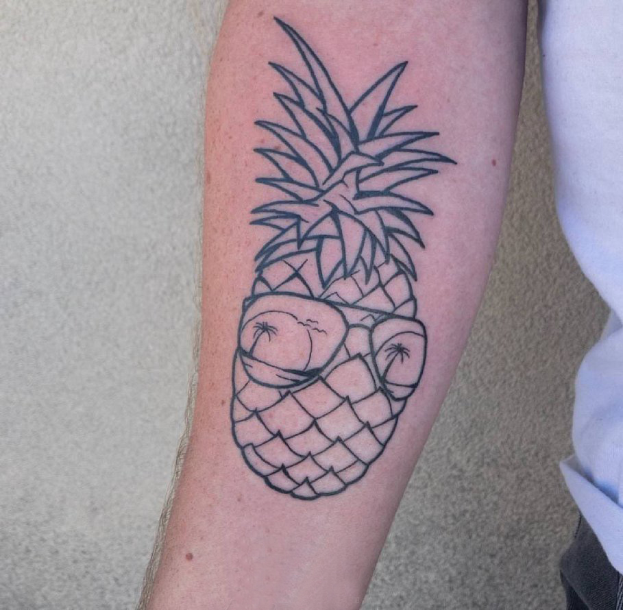 点击大图看下一张：极简线条纹身 男生手臂上戴眼镜的菠萝纹身图片