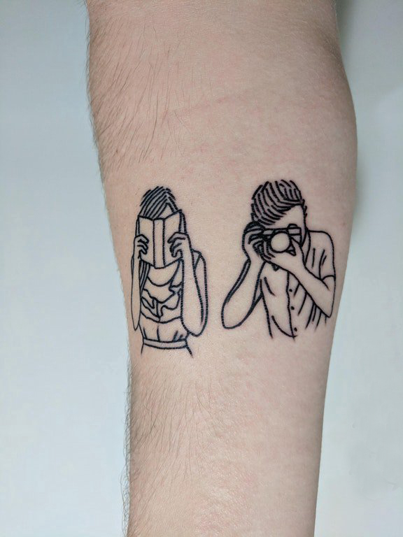 点击大图看下一张：极简线条纹身 男生手臂上黑色的简笔人物纹身图片