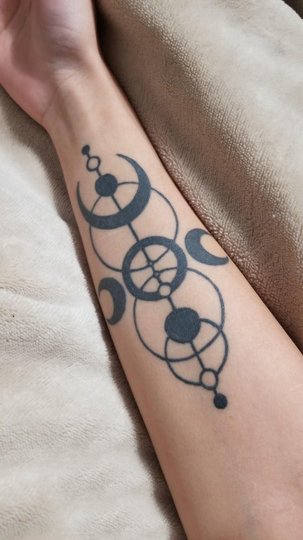 点击大图看下一张：几何元素纹身 女生手臂上圆形和月亮纹身图片