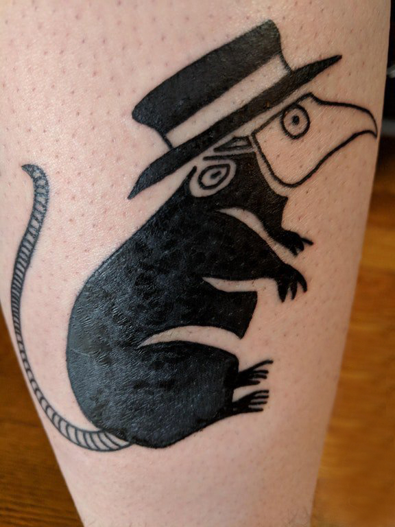 点击大图看下一张：老鼠纹身 男生小腿上戴帽子的老鼠纹身图片
