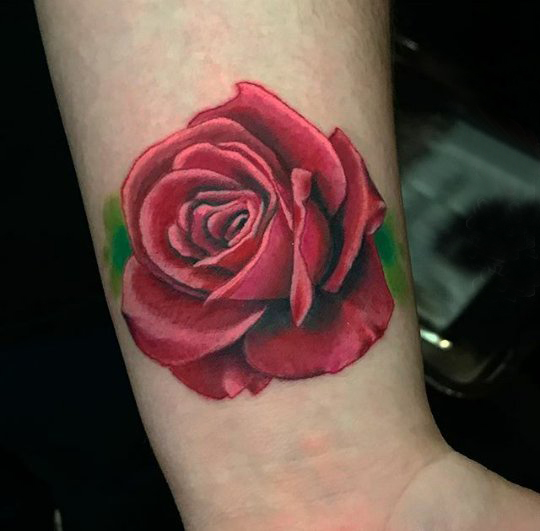 点击大图看下一张：玫瑰纹身图  女生手臂上彩绘的玫瑰纹身图片