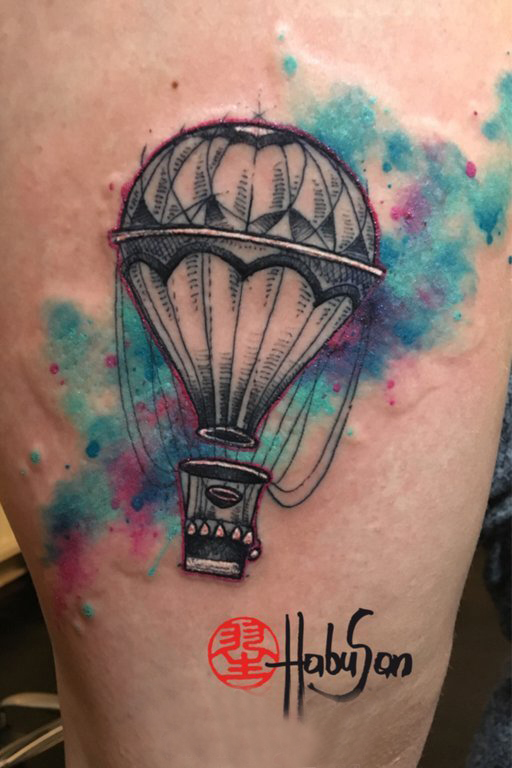 点击大图看下一张：热气球纹身图案身 女生大腿上彩色的热气球纹身图片