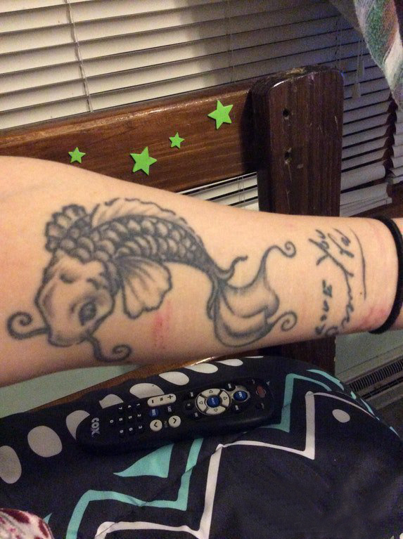 点击大图看下一张：纹身鲤鱼  男生手臂上黑灰色的鲤鱼纹身图片