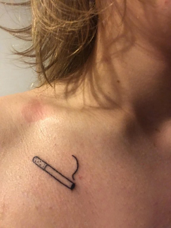 点击大图看下一张：香烟图案纹身  女生锁骨上黑色的香烟纹身图片
