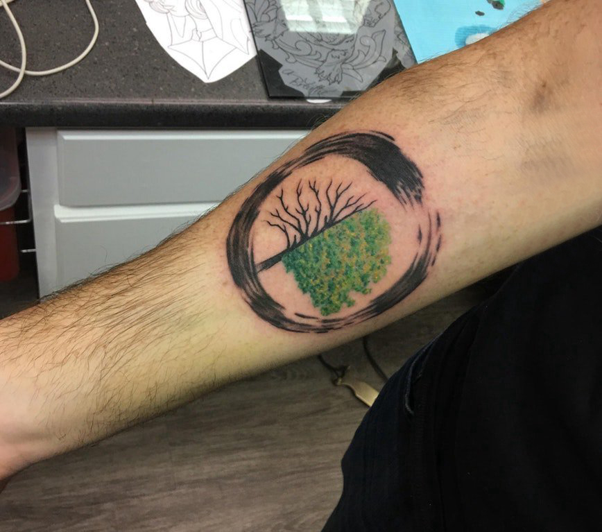 点击大图看下一张：植物纹身 男生手臂上圆形和大树纹身图片