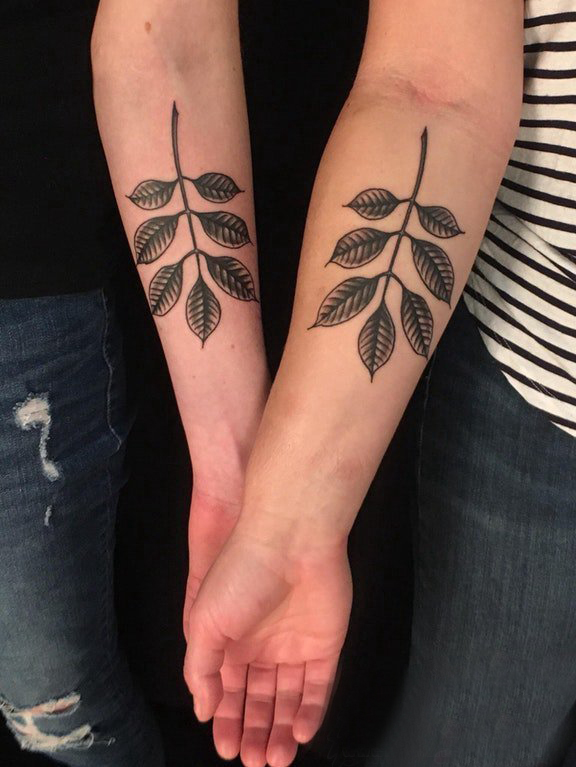 点击大图看下一张：植物纹身 情侣手臂上黑色的树叶纹身图片