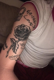 玫瑰纹身图 女生手臂上玫瑰和英文纹身图片