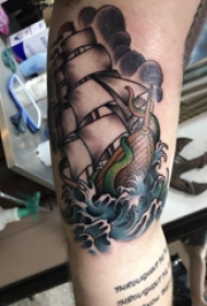 小帆船纹身  男生手臂上彩绘的小帆船纹身图片
