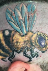 蜜蜂纹身图案 男生头部彩色的蜜蜂纹身图片