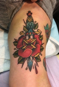 玫瑰匕首纹身  女生大臂上玫瑰和匕首纹身图片