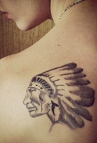 国际纹身明星  贾斯丁比伯肩部黑灰色的印第安人纹身图片