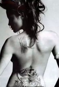 美国纹身明星  安吉丽娜朱莉后背上