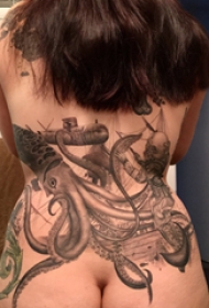 女生后腰纹身 女生后腰上帆船和章鱼纹身图片