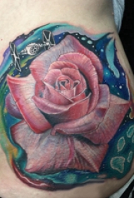 侧腰纹身女 女生侧腰上娇艳的玫瑰纹身图片
