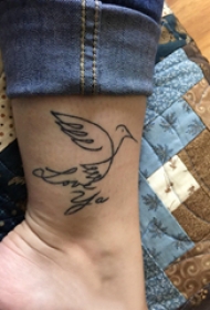 抽象线条纹身 女生小腿上黑色的鸟纹身图片