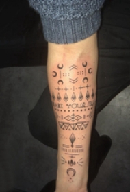几何和花纹身图案  女生手臂上几何和花纹纹身图片